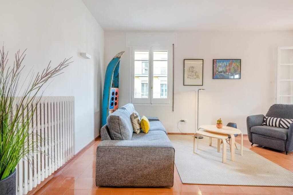 New Floor With A Lot Of Light & Aircon Apartment